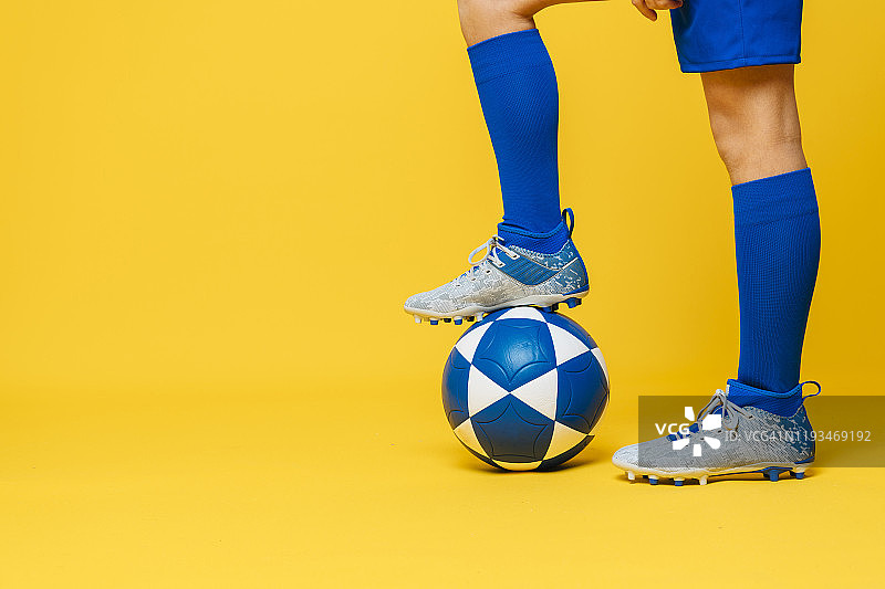 小男孩踢足球时双腿发黄，面目全非图片素材