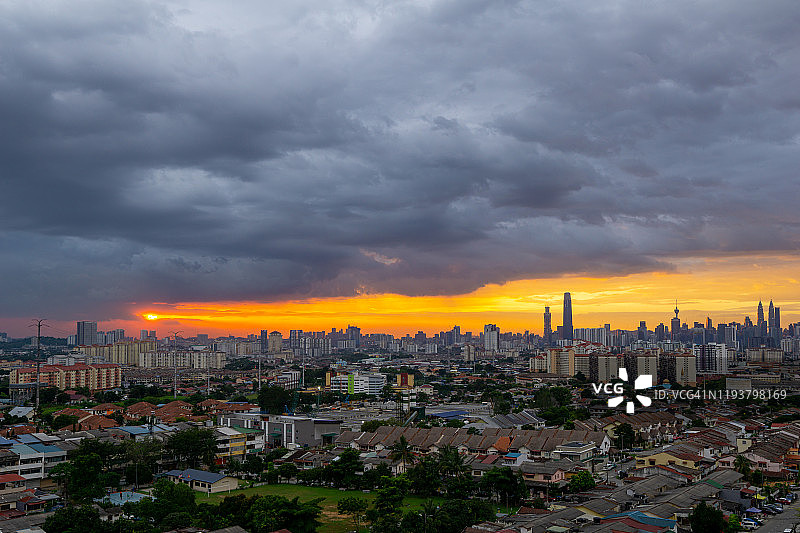 马来西亚吉隆坡市区壮观和多云的日落。图片素材