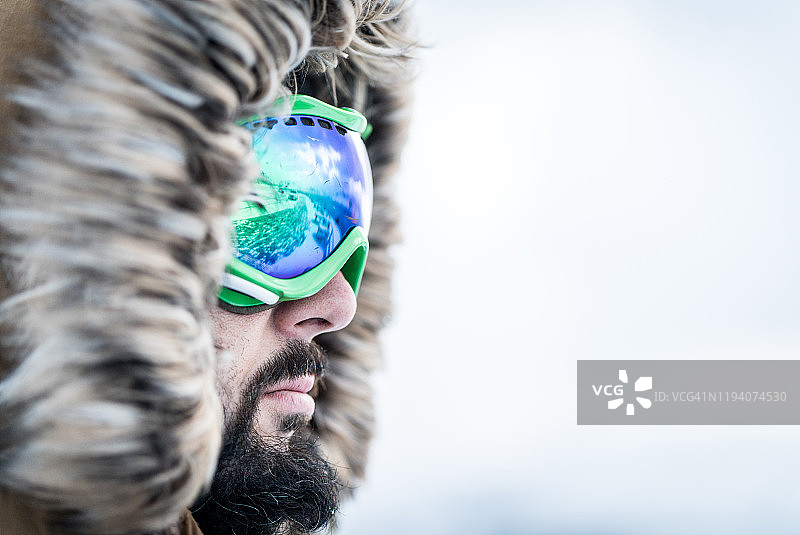 戴着护目镜的男性冬季探险者图片素材
