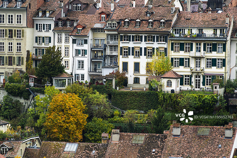 瑞士伯尔尼传统房屋的瓦片屋顶图片素材
