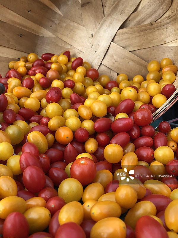 加州马里布的农贸市场上展示着新鲜的农产品图片素材