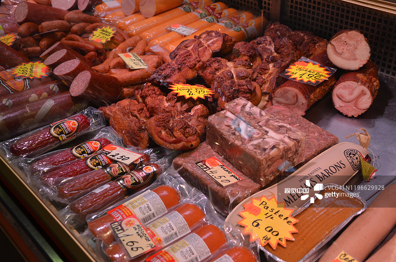 在Centraltirgus市场的腊肠和干肉摊位。图片素材