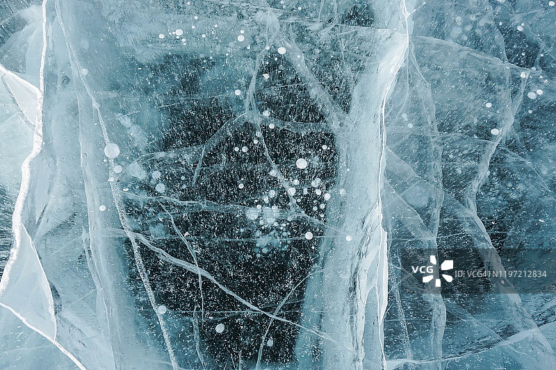 俄罗斯冬季贝加尔湖上的裂缝、厚冰晶和气泡俯视图图片素材