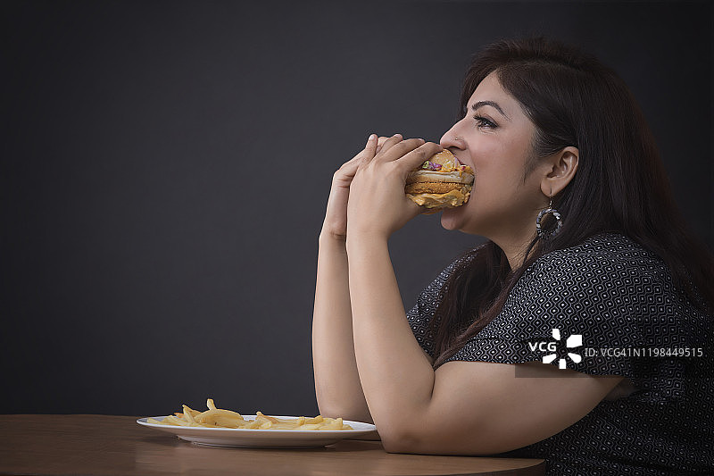 吃汉堡包的胖女人图片素材