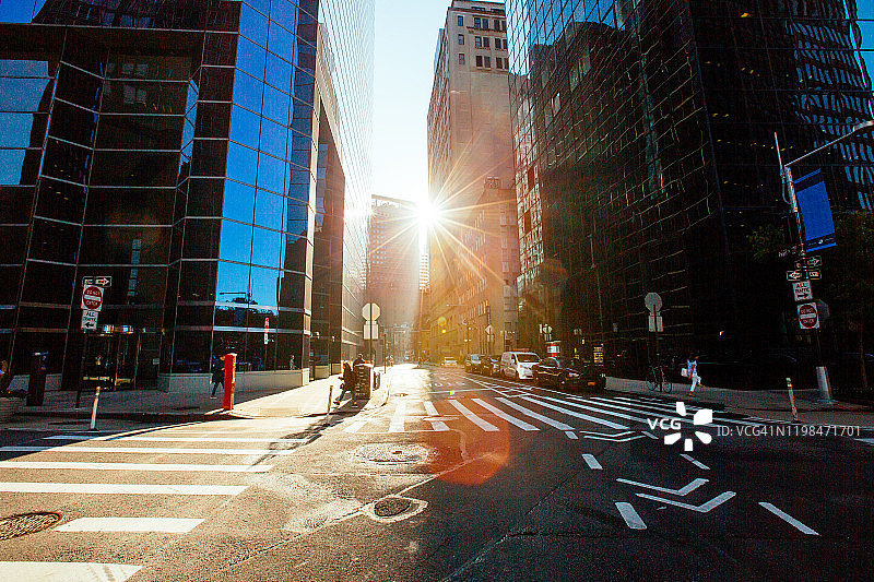 美国纽约曼哈顿市中心，阳光穿过摩天大楼图片素材