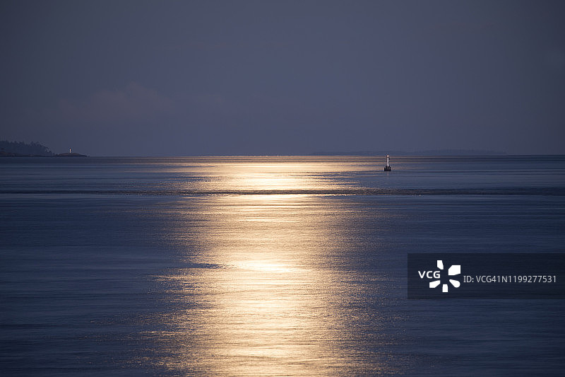 月光在海面上。图片素材