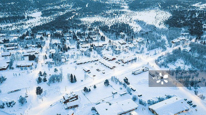 风景优美的鸟瞰图伊纳里村天际线与周围的景观在冬天，拉普兰，芬兰。图片素材