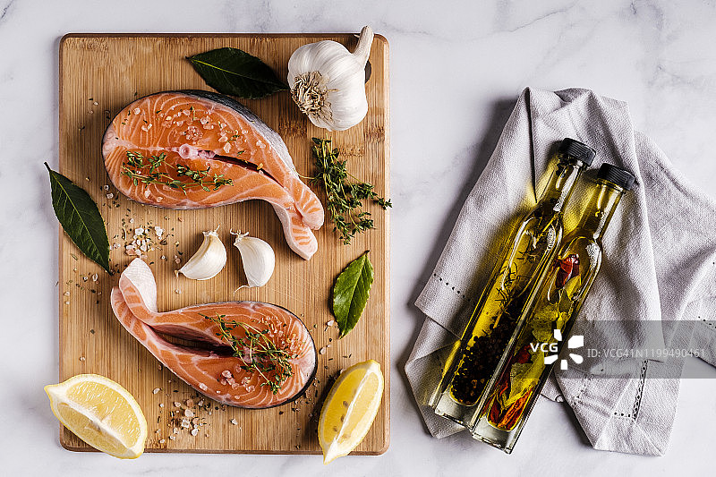 健康食物-大西洋鲑鱼排的配料图片素材