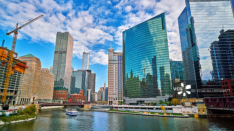 芝加哥河。金融大厦。天空图片素材