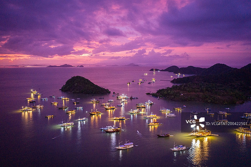 纳闽巴霍港充满活力的粉红色日落黄昏印度尼西亚图片素材