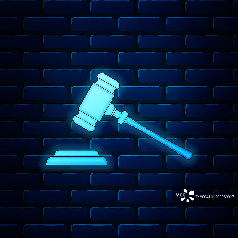 霓虹灯法官的小木槌图标孤立在砖墙的背景上。审判的小木槌判决的判决和法案，法院，正义，有一个立场。拍卖锤的象征。矢量图图片素材