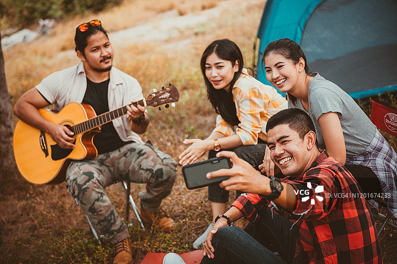 一群朋友在露营旅行中自拍图片素材