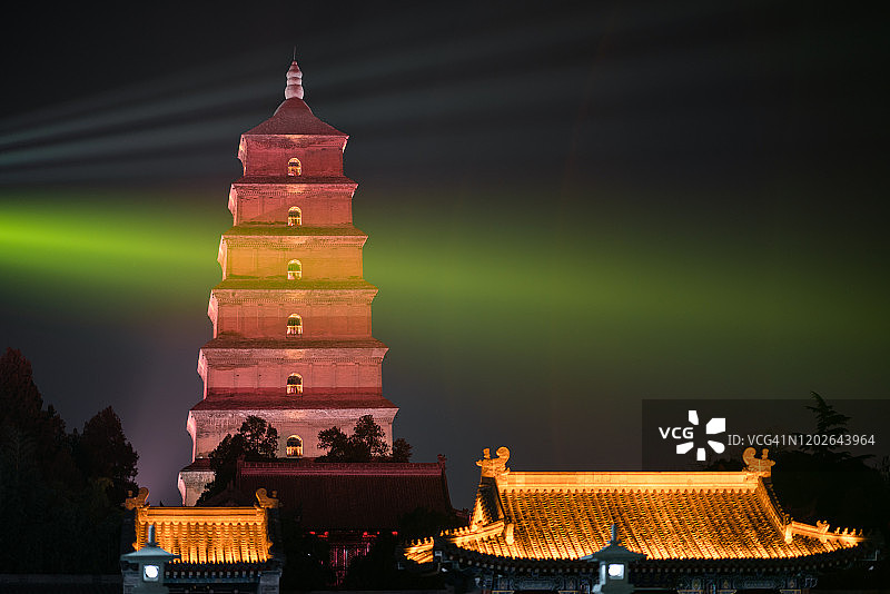 大雁塔晚上在中国新年图片素材