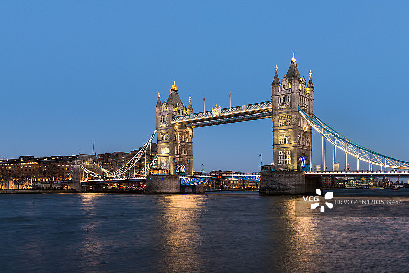 被灯光照亮的塔桥和泰晤士河夜景，伦敦，英国图片素材