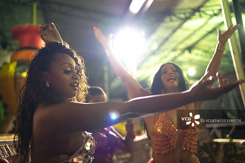 人们庆祝和跳舞巴西狂欢节图片素材