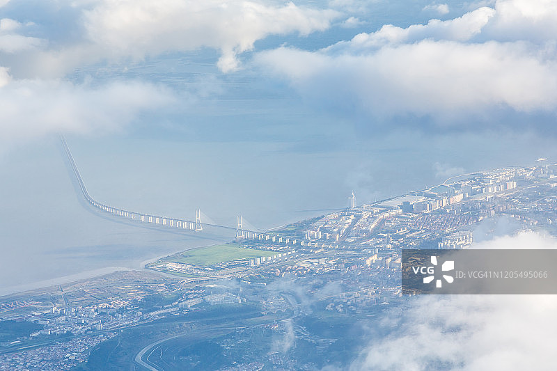 瓦斯科达伽马桥鸟瞰图在里斯本图片素材