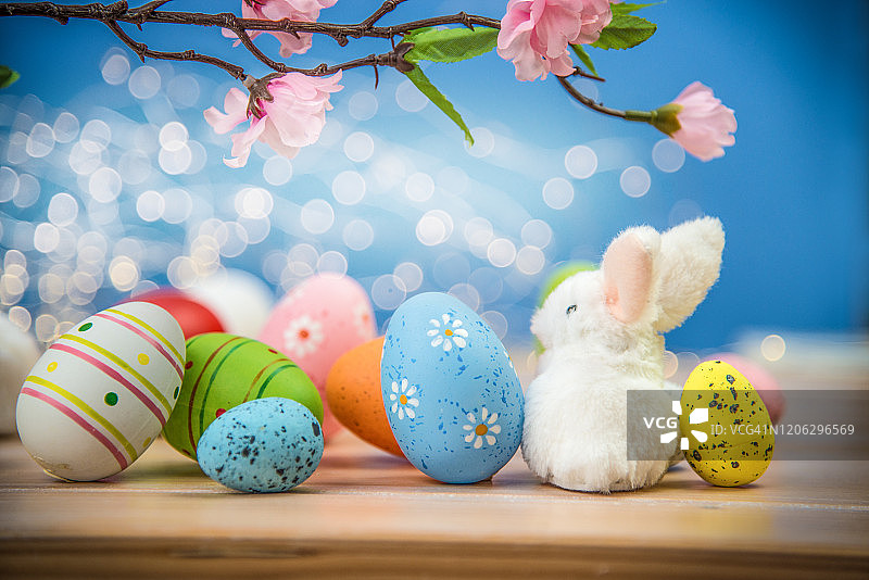 复活节彩蛋和小白兔图片素材