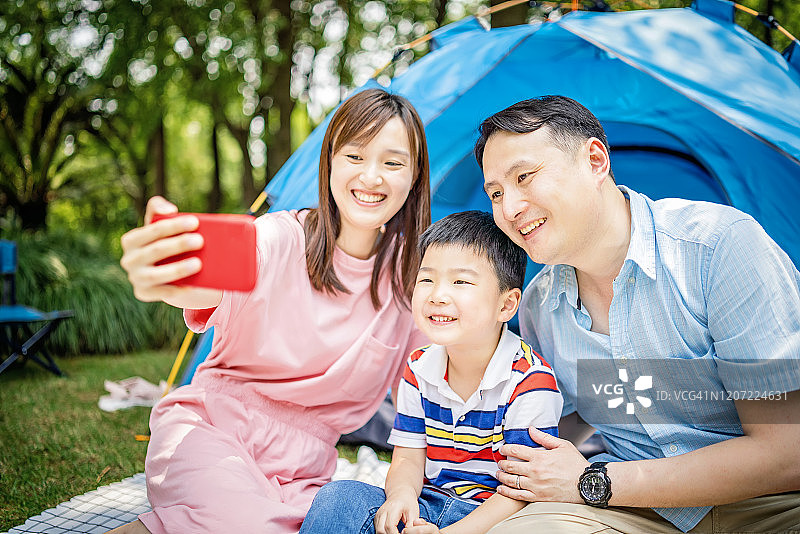 欢乐的一家人在野餐时自拍图片素材