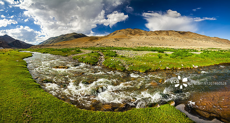 在蒙古有绿色海岸的山河图片素材