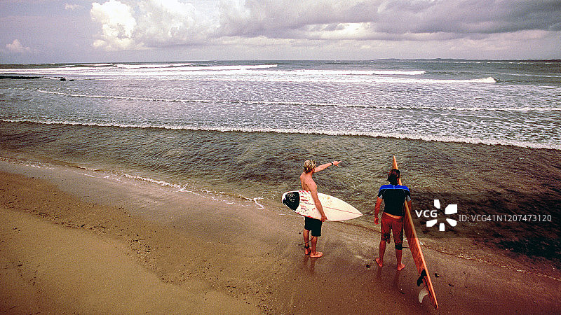 肯尼亚，两名男子和冲浪板图片素材
