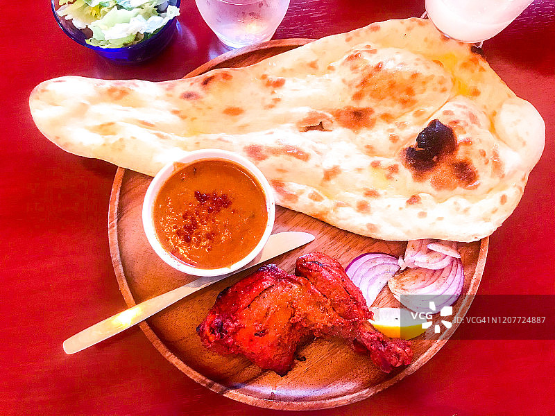 印度烤鸡，咖喱和印度烤饼图片素材