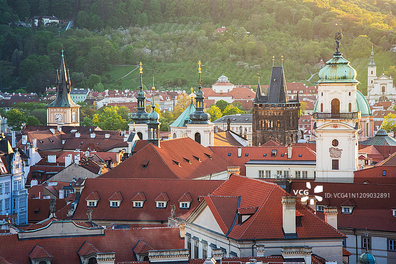 捷克共和国，布拉格老城和城市广场的橙色屋顶，游客可以从上面看到图片素材