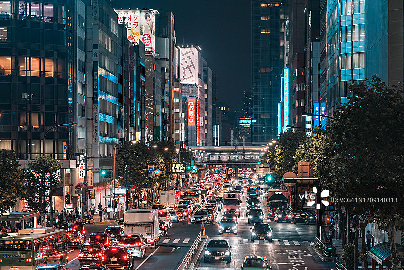 东京新桥拥挤的街道图片素材
