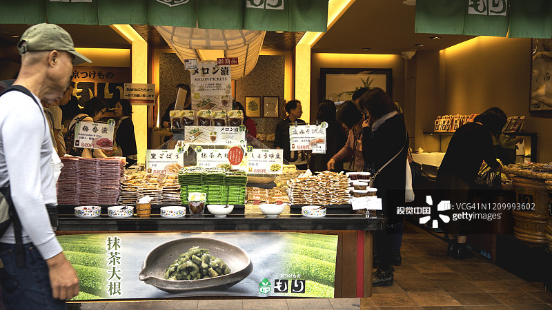 商店正在开放，欢迎顾客和游客购买的传统食品的城市，日本京都图片素材