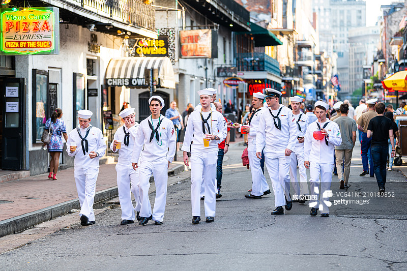在海军周期间，路易斯安那州波旁大街上有一群水手在散步图片素材