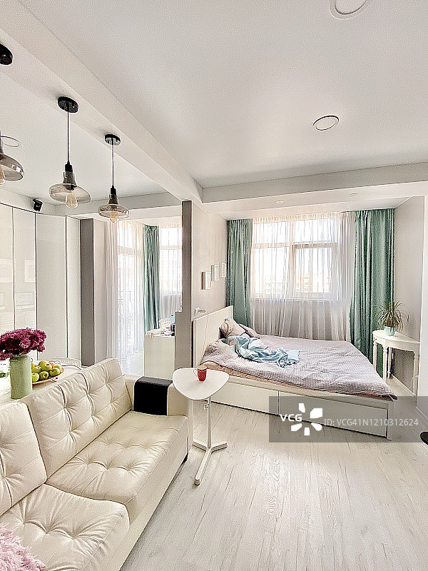 现代公寓在视觉上划分为睡眠和休息区域图片素材