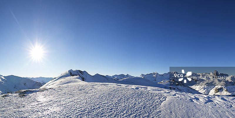 白雪皑皑的比利牛斯山，位于西班牙比利牛斯山的特纳山谷。图片素材