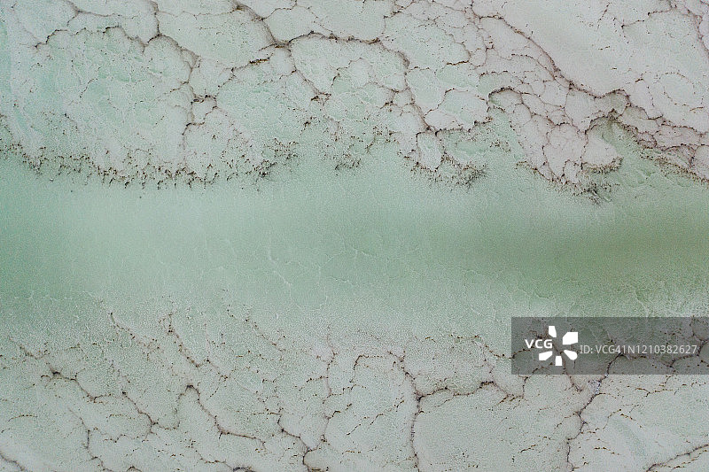 美国犹他州的一个裂盐湖纹理的抽象空中透视图片素材