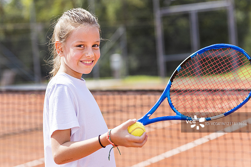 可爱的小女孩在打网球图片素材