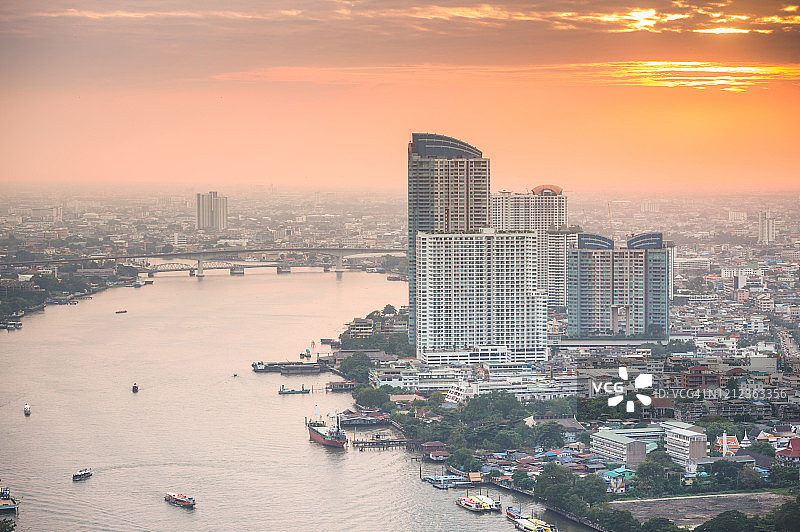 全景城市景观商业区在沙盘他信，silom，沙吞和湄南河，曼谷，泰国)从高空看高楼黄昏图片素材