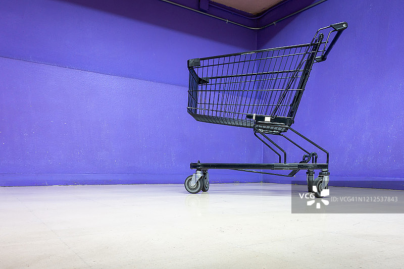 商场走廊地板上的购物车空置，超市商店的购物车金属供顾客消费。顾客服务中心地板上的购物滚筒图片素材