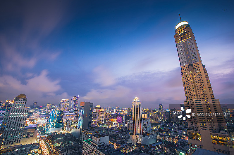 全景城市景观商业区(makkasan,baiyok, Ratchaprarop, patunam曼谷，泰国)鸟瞰高层建筑在黄昏图片素材