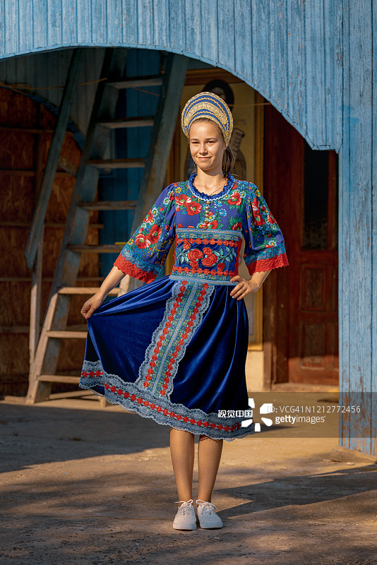2019年8月，罗马尼亚多瑙河三角洲Mila 23村的一名年轻女孩身穿传统服装图片素材