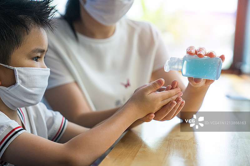 年轻亚洲女性冠状病毒消毒剂酒精凝胶清洁手保护感染病毒细菌清洁剂图片素材