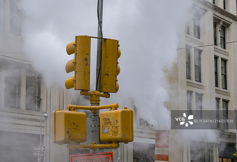 2018年12月24日，美国纽约曼哈顿中城的建筑中，第五大道的红灯被蒸汽包围。图片素材