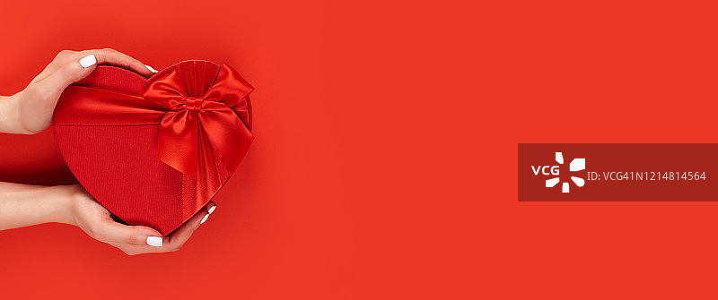 心形的红玫瑰松露巧克力盒图片素材