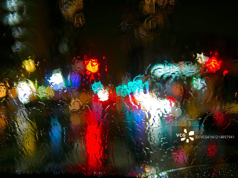 夜间湿窗特写图片素材