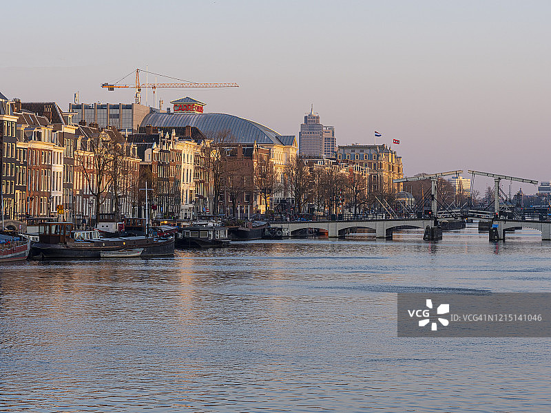 阿姆斯特丹黄昏时阿姆斯特尔河上的瘦桥图片素材
