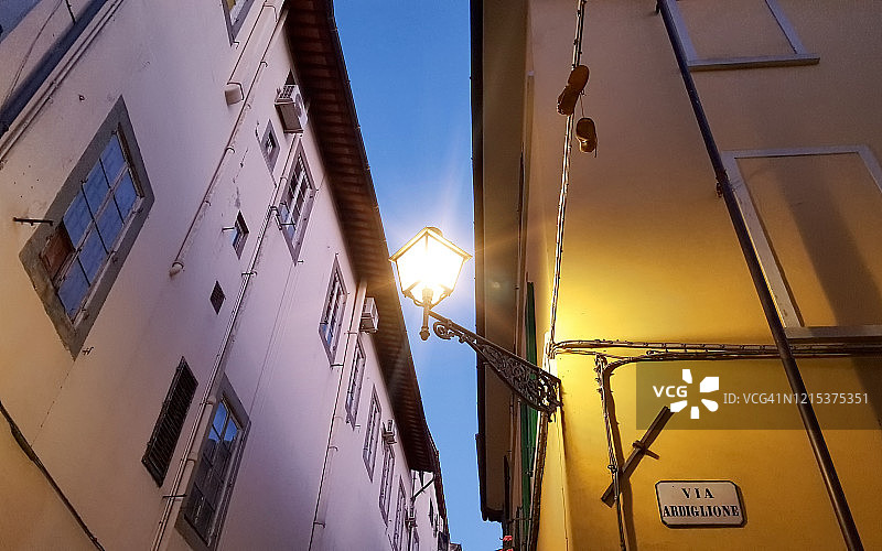 意大利佛罗伦萨圣弗雷迪亚诺区小巷里的传统铸铁路灯图片素材