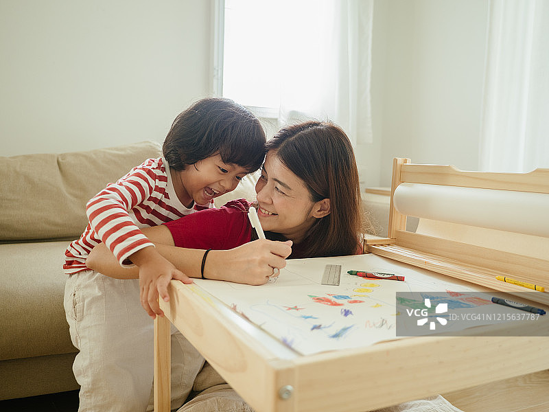 母亲和儿子在家里学习图片素材