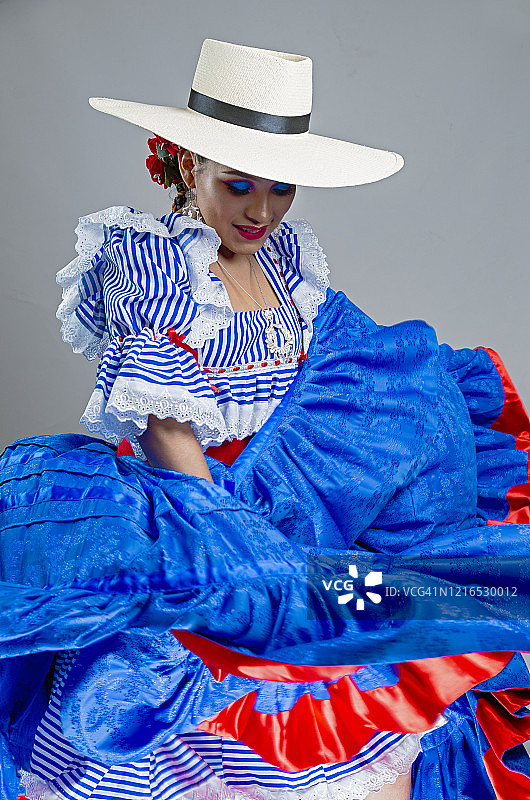 年轻的秘鲁女性舞蹈服装图片素材