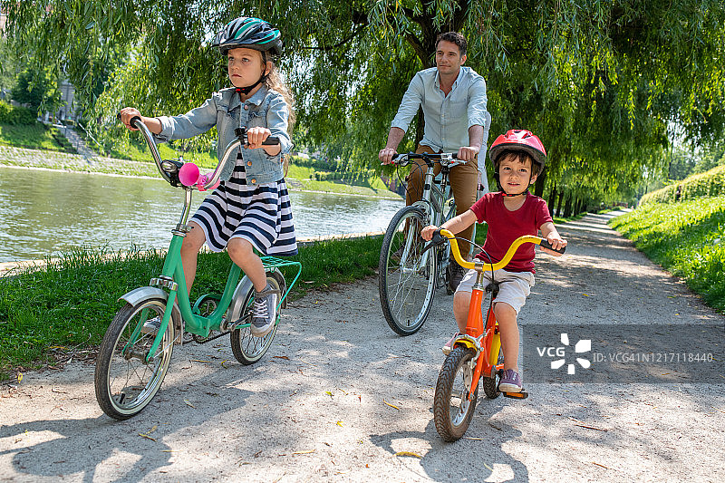 一家人在公园里骑自行车图片素材