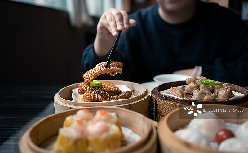 亚洲女性喜欢在餐厅吃香港菜图片素材