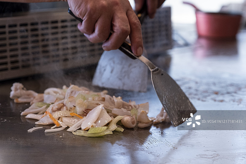 厨师在日本铁板烧餐厅负责料理蔬菜和海鲜图片素材