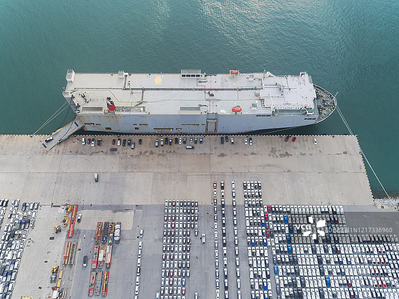 许多汽车装载到码头上的大型滚装船(滚装船/滚装船)，以运输到世界市场。图片素材