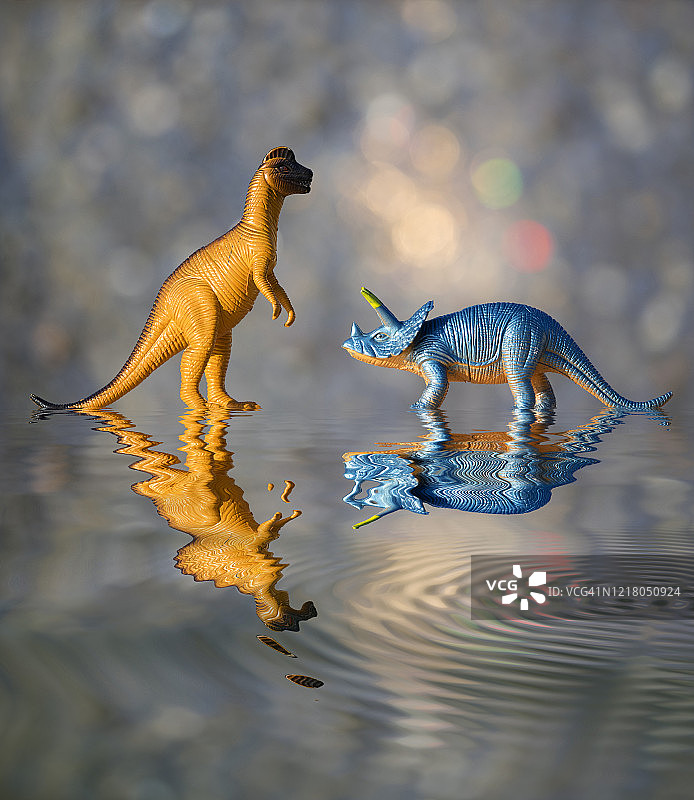 在阳光照耀下，玩具恐龙倒映在水面上。图片素材